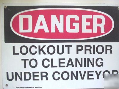 Plastic safety signs: danger lockout prior to cleaning