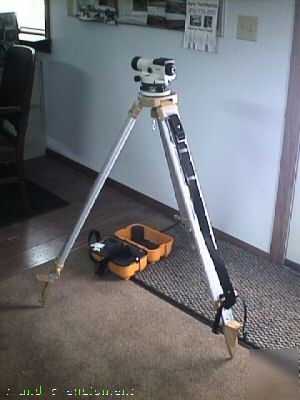 New automatic lazer level w/ stand and case no res 