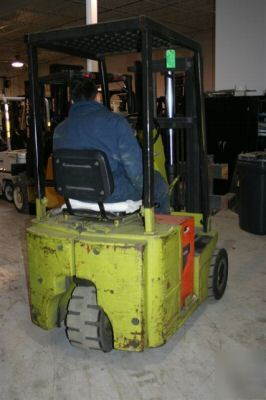 Forklift clark 2500LB electric pneumatic tires