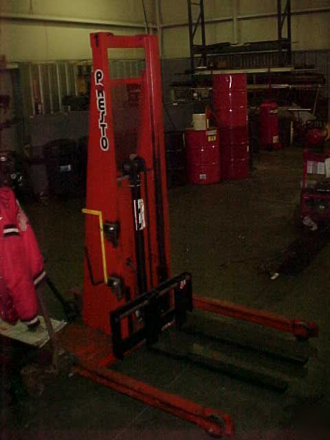 2000# presto electric hydraulic lift stacker no 