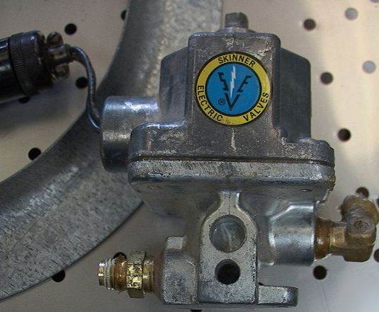 Skinner solenoid valve 250 psi 120 vac 16 wat