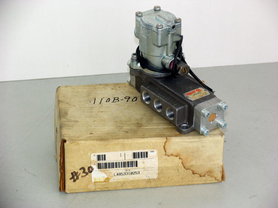 Schrader bellows solenoid valve with pilot