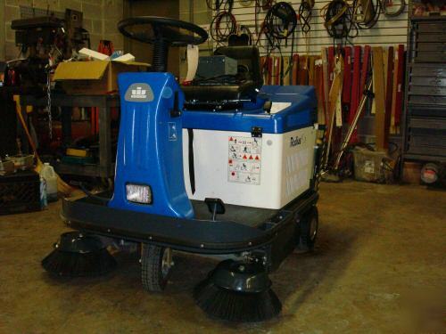 Sweeper windsor radius RRB47 ride-on auto floor sweeper