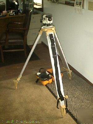 New automatic lazer level w/ stand and case no res 