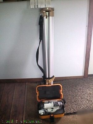 New automatic lazer level w/ stand and case no res 