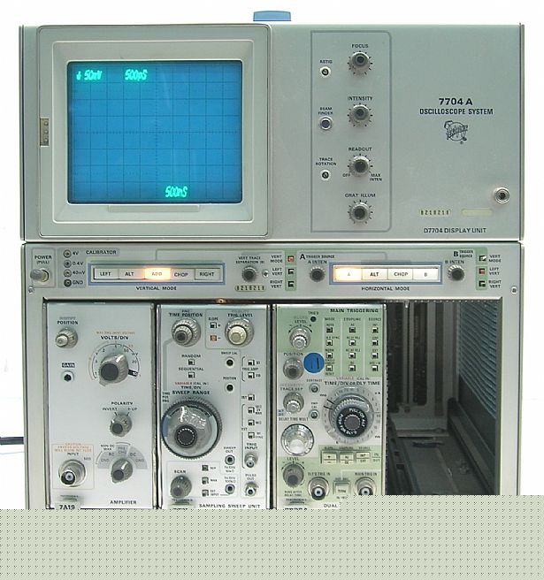 Tektronix 7704A A7704A oscilloscope mainframe with