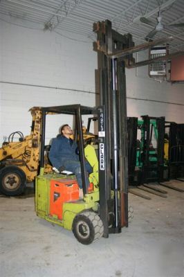 Forklift clark 2500LB electric pneumatic tires