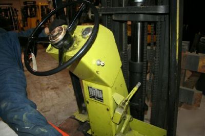 Forklift clark 2500LB electric pneumatic tires