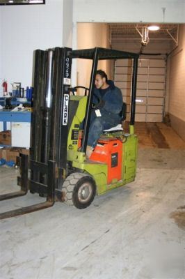 Forklift clark 2500LB electric pneumatic tires