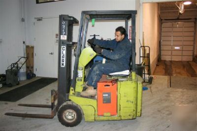 Forklift clark 2500LB electric pneumatic tires