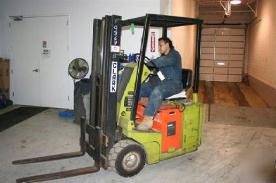 Forklift clark 2500LB electric pneumatic tires