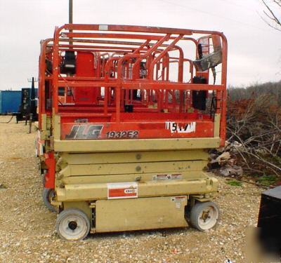 2000 jlg 1932E2 scissor lift 24' working height 