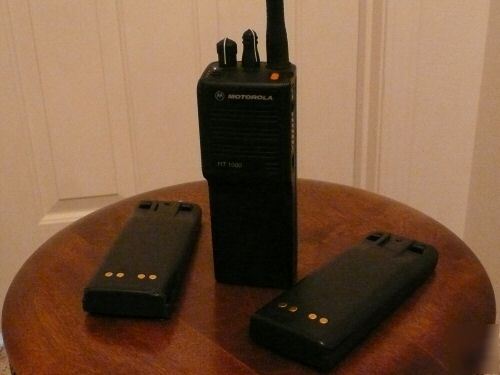 Motorola HT1000 vhf 136-174 mhz ht-1000 + 3 batteries